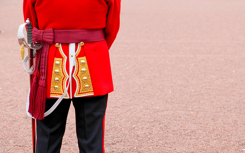 חייל בטקס בחלפת המשמר בארמון בקינגהאם