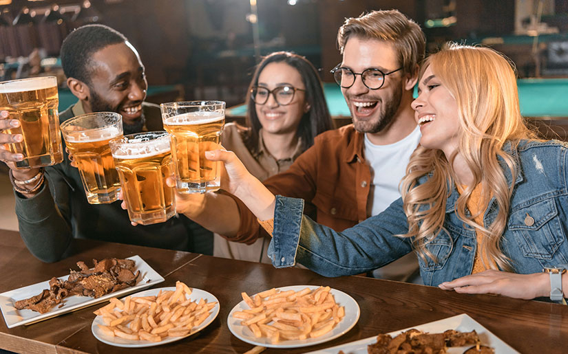 צעירים בסיור Pub Crawl בלונדון