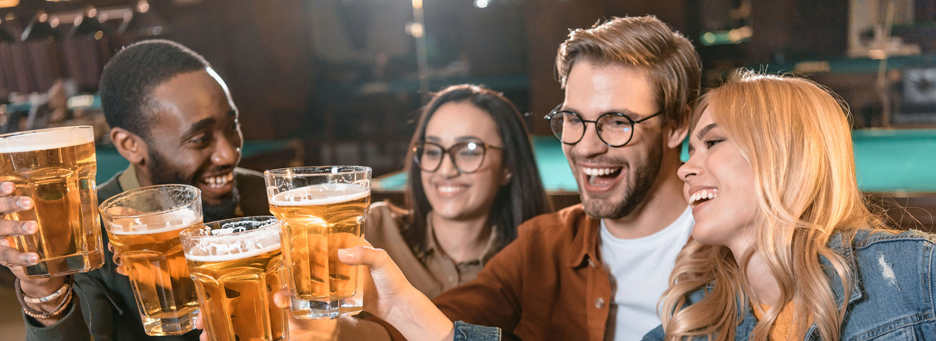 צעירים בסיור Pub Crawl בלונדון